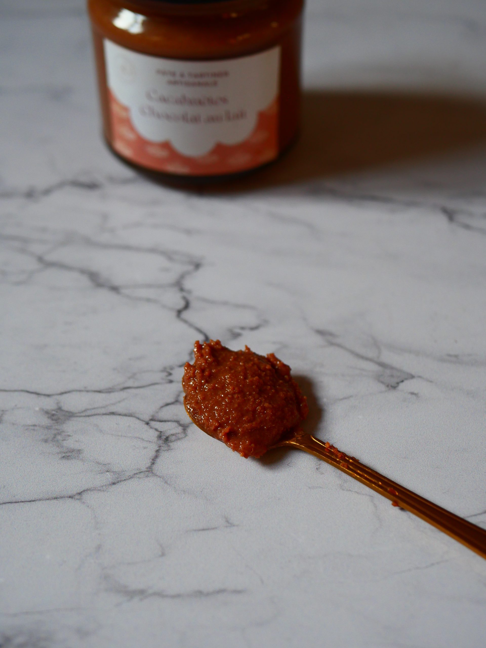 cuillere-pate-a-tartiner-cacahuetes Pâte à tartiner cacahuètes chocolat au lait - super beescuits