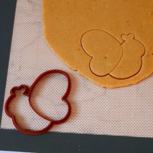 emporte pièce abeille et pâte à biscuit avant cuisson